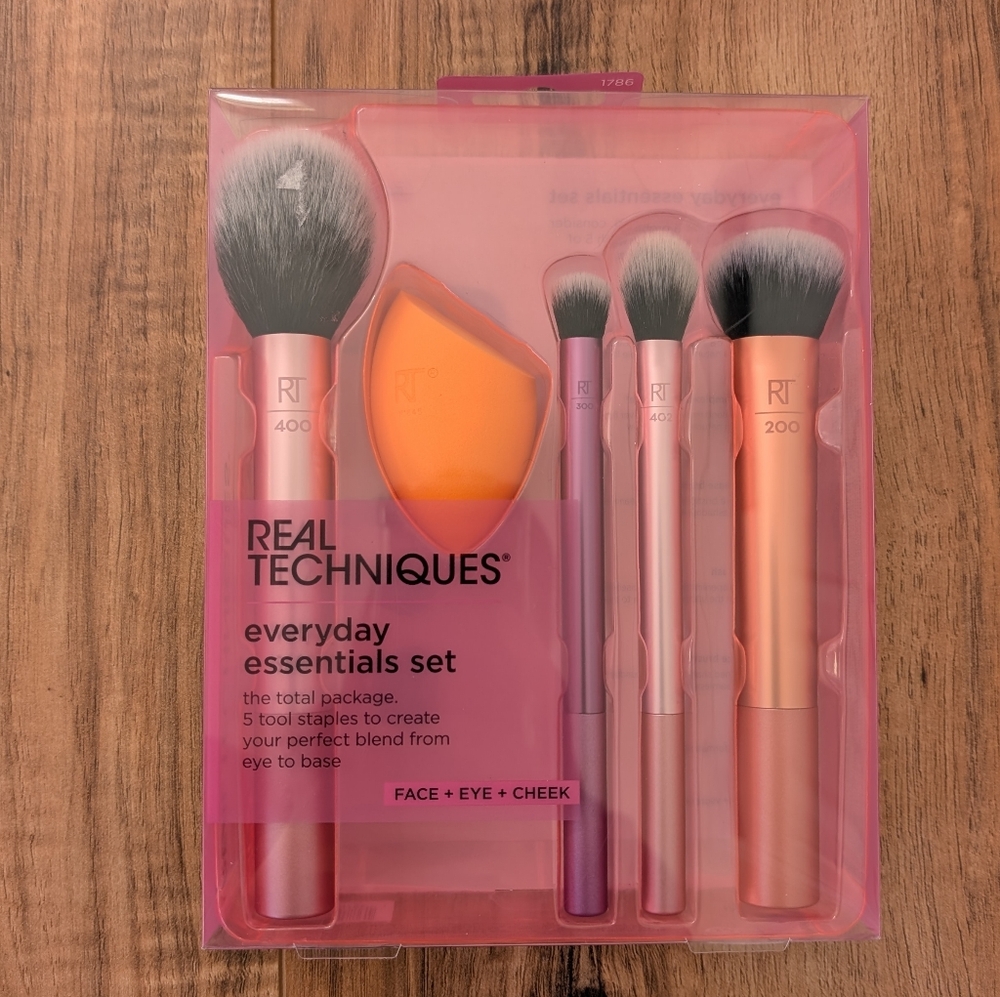 Real Techniques 5 Piece Everyday Essentials Makeup Brush Set NIB